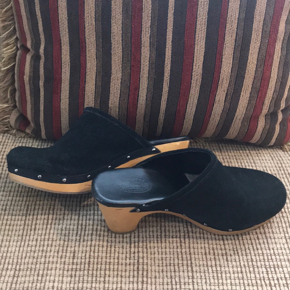 Black suede glod